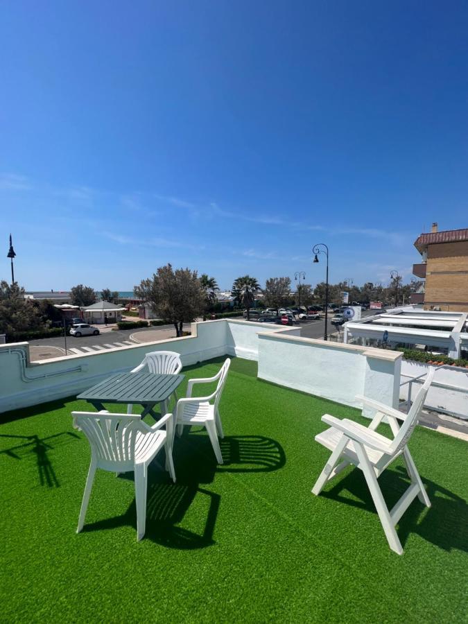 Villa Pisola Fiumicino Airport - Seafront Екстер'єр фото